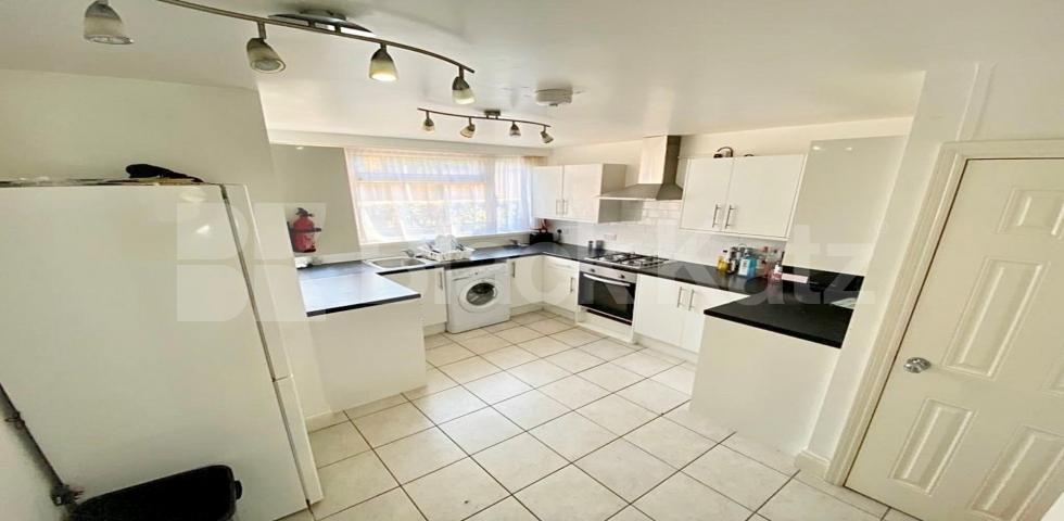 Beautiful 4 double bedrooms with private garden access  Lough Road, Caledonian Road 